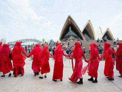 Des militants écologistes des Red Rebels, affiliés au mouvement Extinction Rebellion, participent à une manifestation pour le climat à Sydney le 15 décembre 2015. - Wendell TEODORO [AFP]